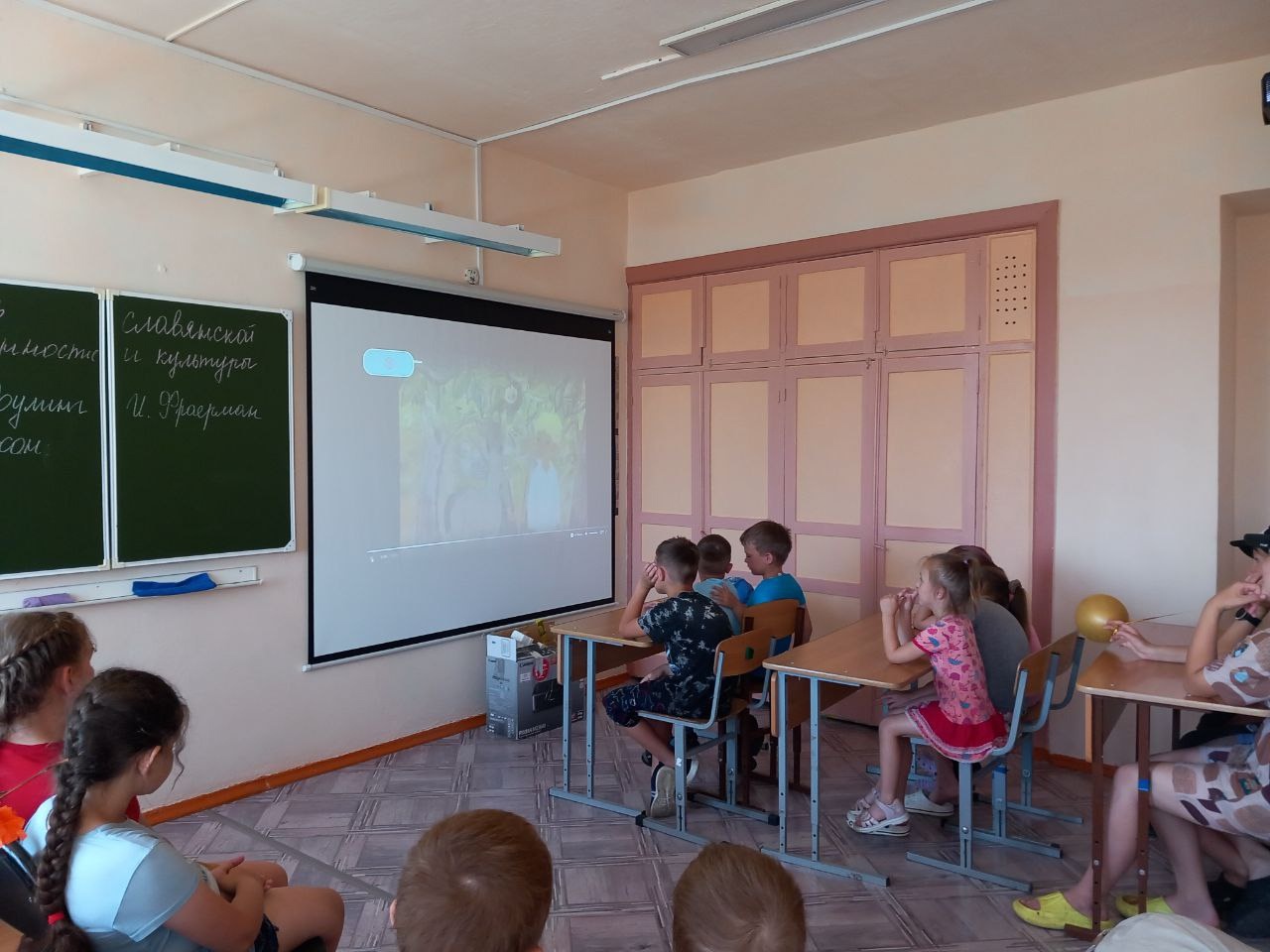 Дети смотрят о Победе.