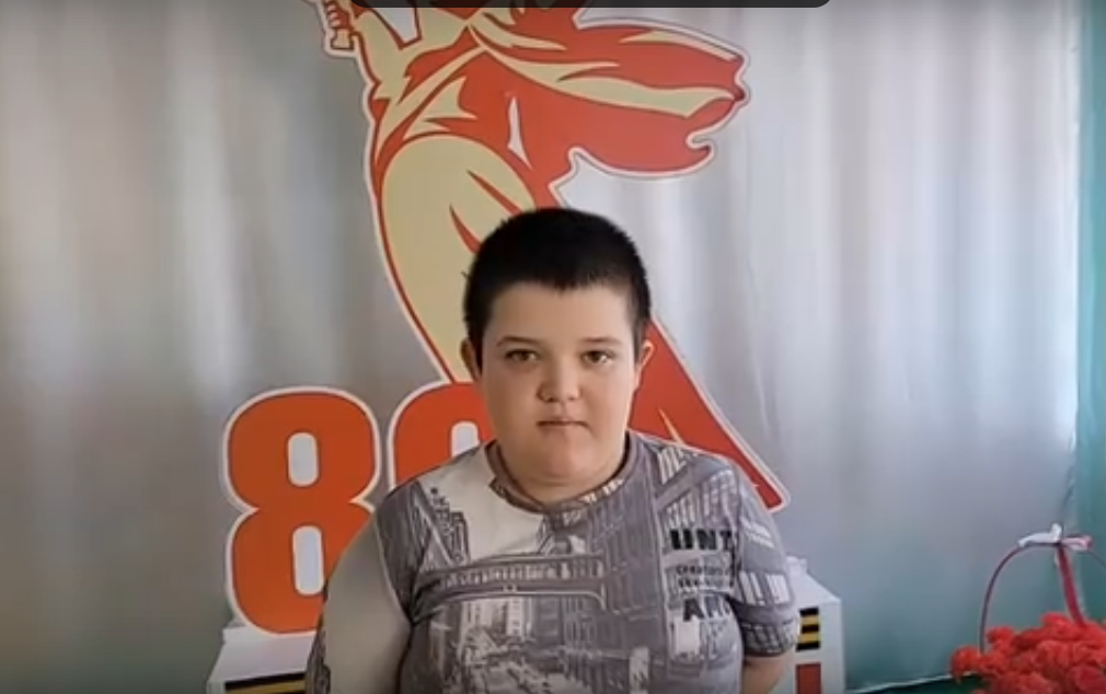 Читают дети о войне.